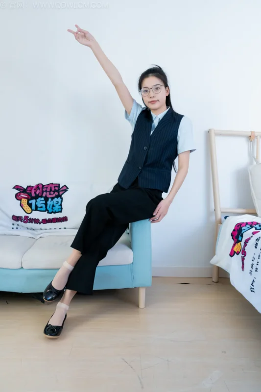 精选勿恋传媒 NO.2603 茯苓-平底鞋、短肉丝、短黑丝、薄肉丝、银行至服[230P]-草丛看图