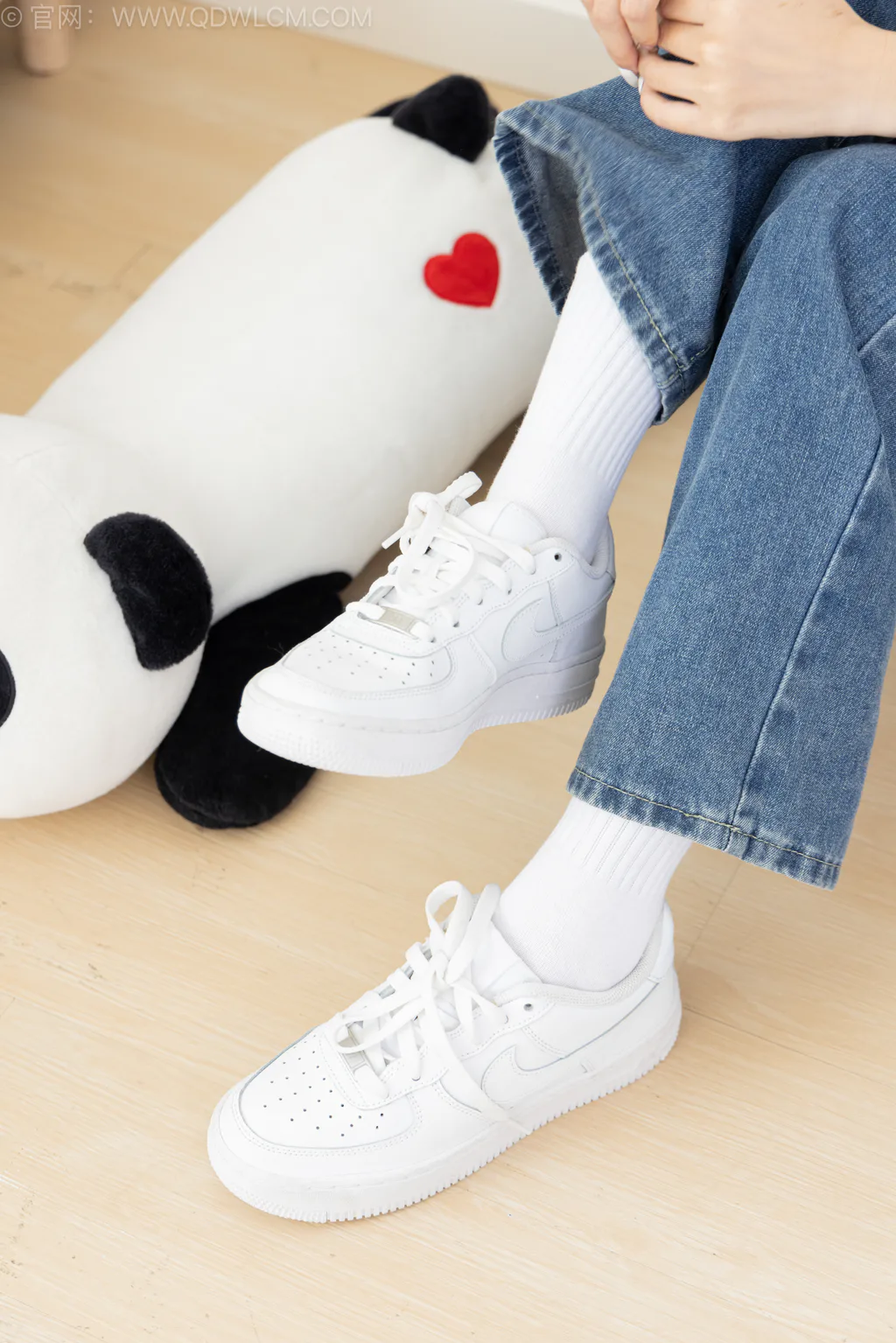 图片[4]-精选勿恋传媒 NO.2604 贝壳-板鞋、纯白高筒棉袜、裸足[155P]-草丛看图