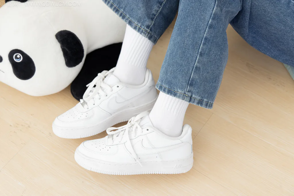 图片[5]-精选勿恋传媒 NO.2604 贝壳-板鞋、纯白高筒棉袜、裸足[155P]-草丛看图