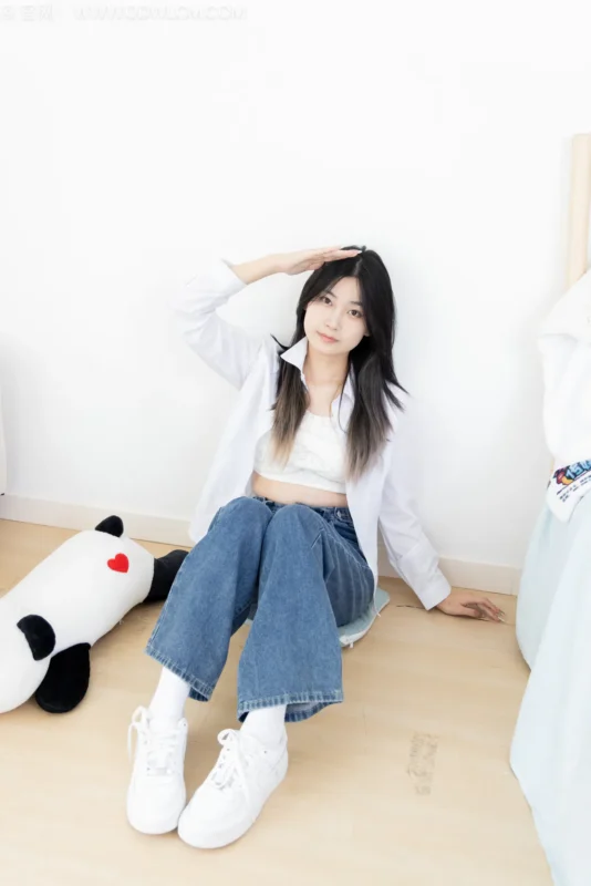 精选勿恋传媒 NO.2604 贝壳-板鞋、纯白高筒棉袜、裸足[155P]-草丛看图