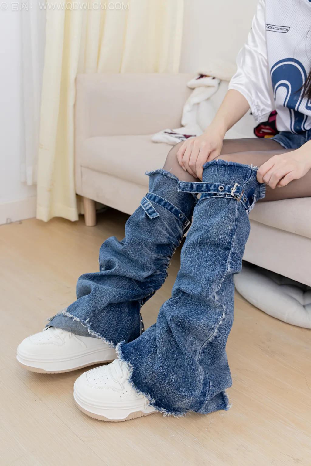 图片[2]-精选勿恋传媒 NO.2605 菜菜-板鞋、油亮薄黑丝、牛仔裤、裤里丝[150P]-草丛看图