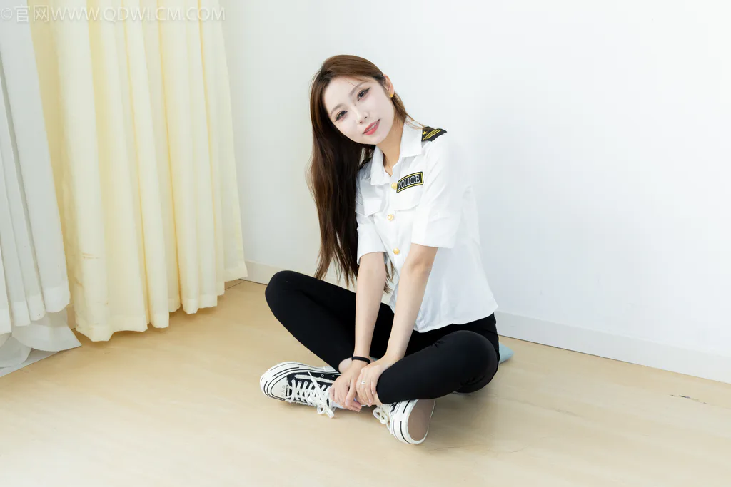 图片[2]-精选勿恋传媒 NO.2615 泡泡-帆布鞋、白棉袜[155P]-草丛看图