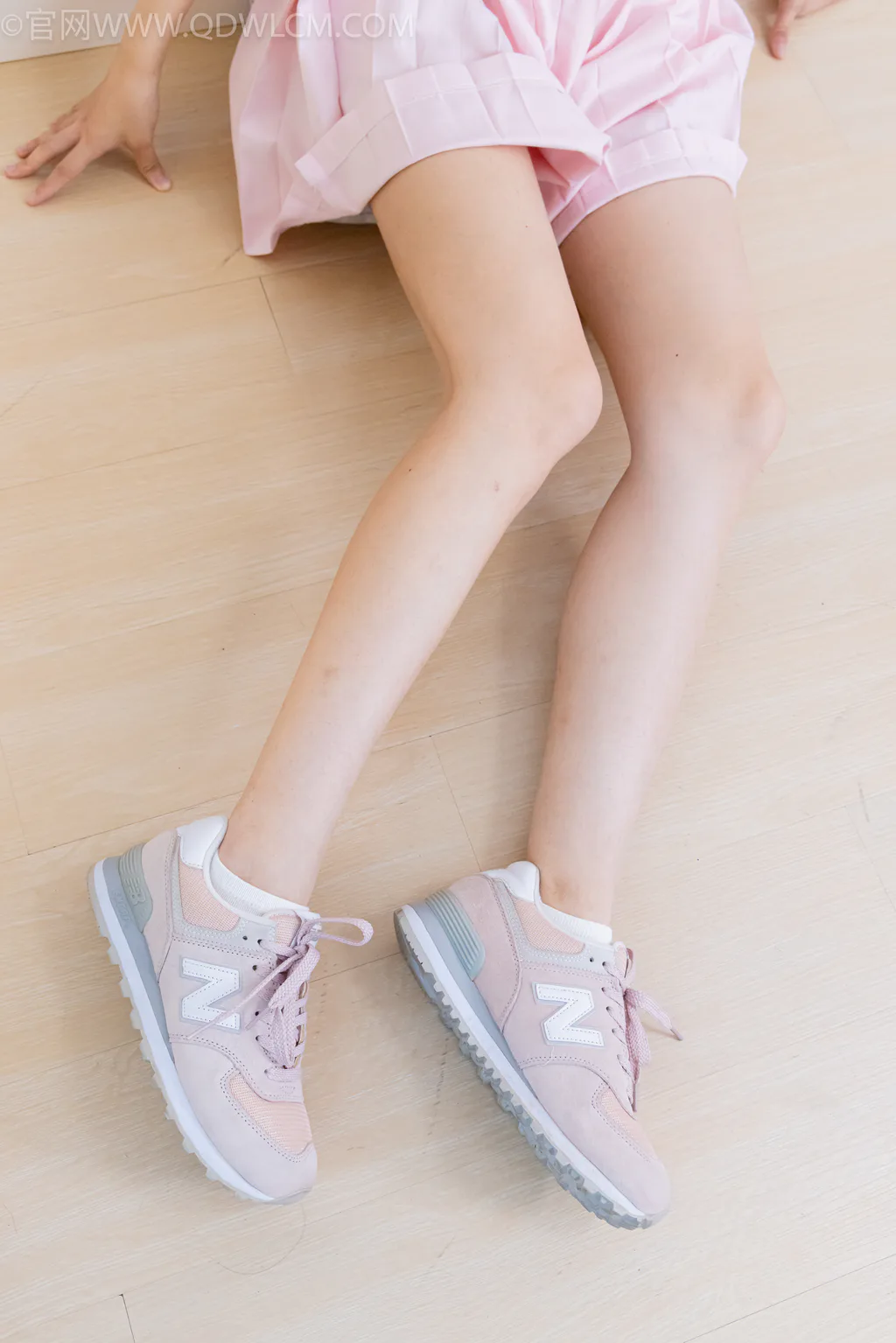 图片[6]-精选勿恋传媒 NO.2550 泡泡-运动鞋、皮鞋、两双白棉袜、裸足[204P]-草丛看图