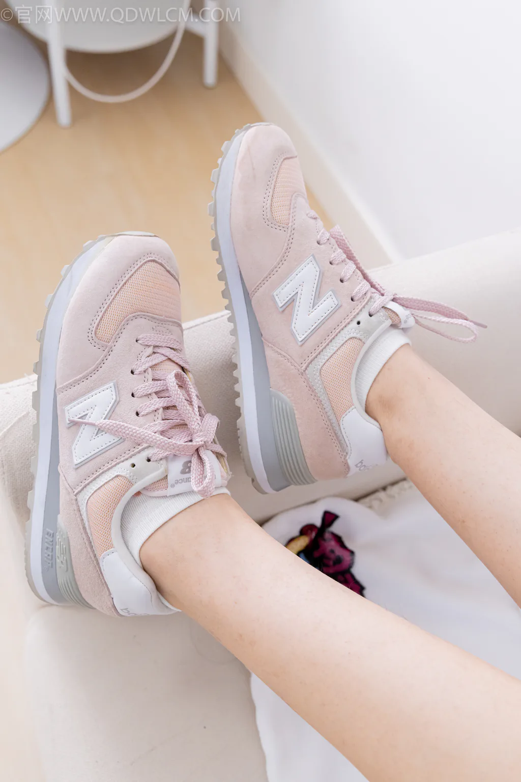 图片[1]-精选勿恋传媒 NO.2550 泡泡-运动鞋、皮鞋、两双白棉袜、裸足[204P]-草丛看图