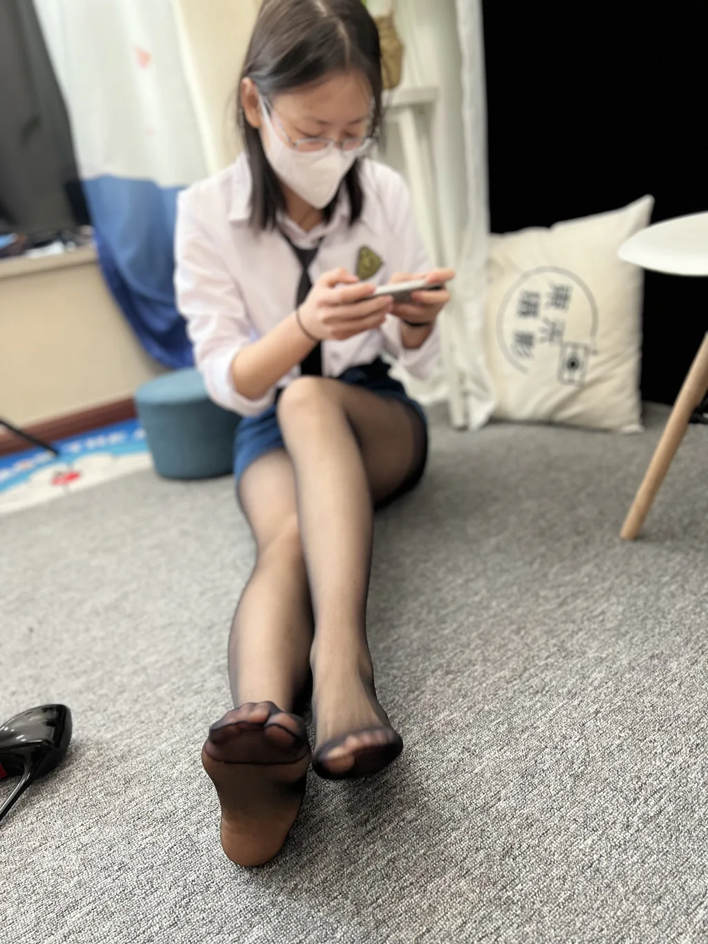 图片[2]-精选三禾摄影 NO.048 牛仔裙 黑丝 高跟[137P]-草丛看图