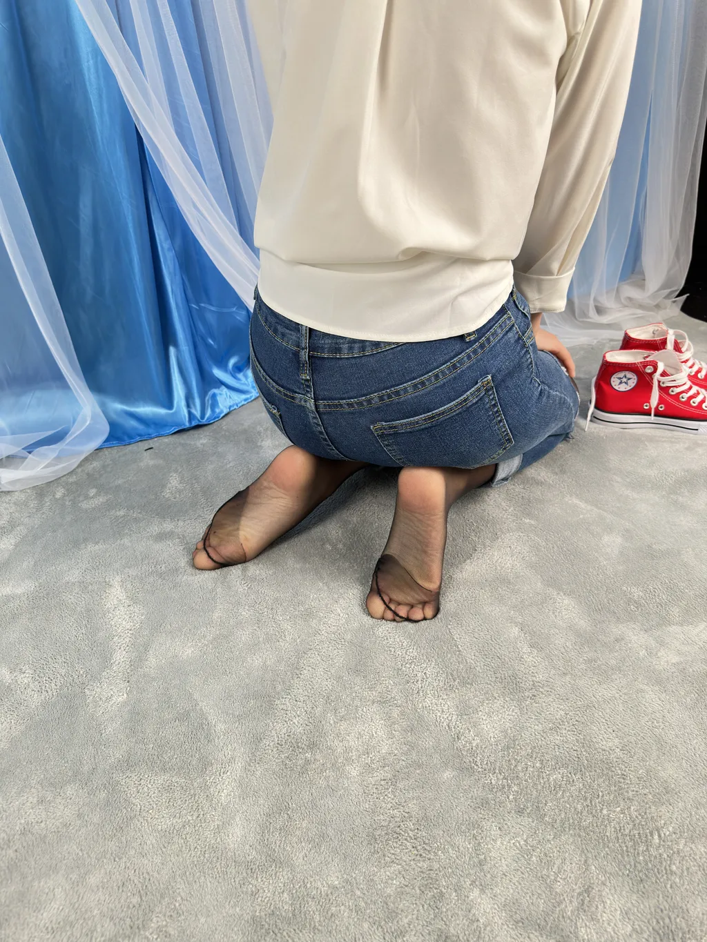 图片[2]-精选三禾摄影 NO.041 牛仔裤 黑丝 帆布鞋 高跟[169P]-草丛看图