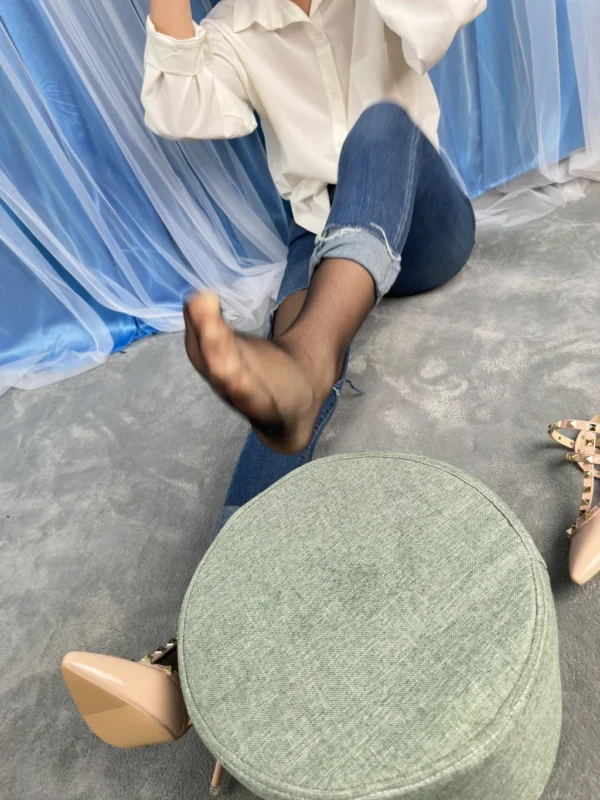 精选三禾摄影 NO.041 牛仔裤 黑丝 帆布鞋 高跟[169P]-草丛看图