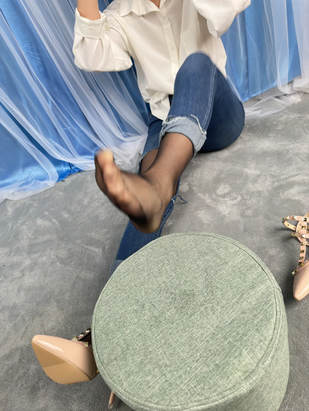 图片[1]-精选三禾摄影 NO.041 牛仔裤 黑丝 帆布鞋 高跟[169P]-草丛看图