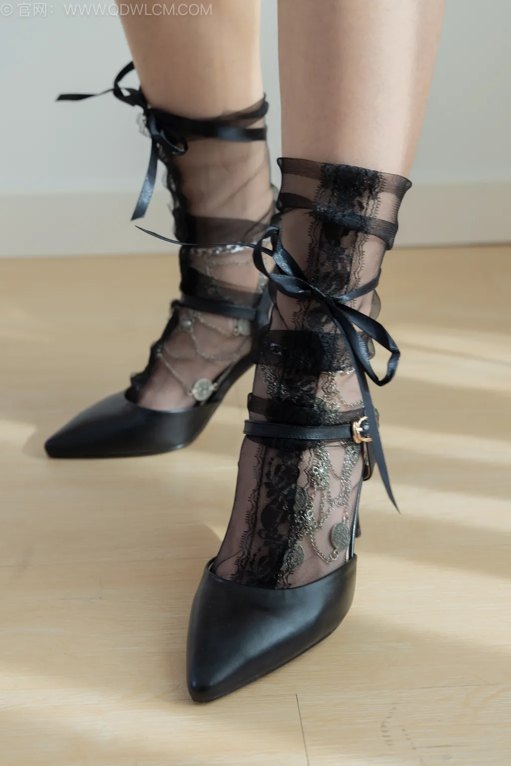 图片[5]-精选勿恋传媒 NO.2543 菜菜-高跟鞋、蕾SI短黑丝、裸足、银色脚链[150P]-草丛看图