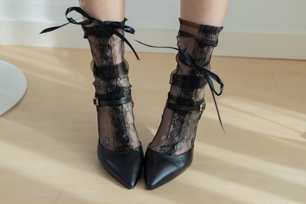 图片[7]-精选勿恋传媒 NO.2543 菜菜-高跟鞋、蕾SI短黑丝、裸足、银色脚链[150P]-草丛看图