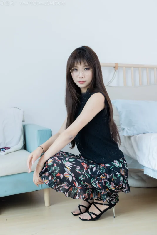 精选勿恋传媒 NO.2546 泡泡-高跟鞋、薄肉丝、裸足[170P]-草丛看图