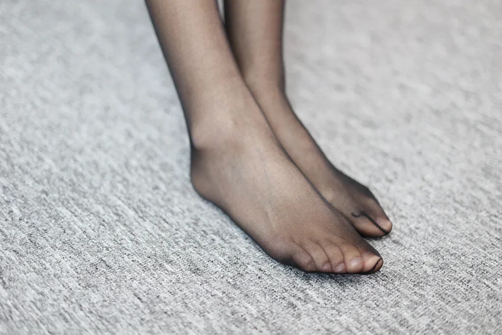 图片[8]-精选三禾摄影 NO.043 休闲短裤 黑丝 平底鞋[193P]-草丛看图