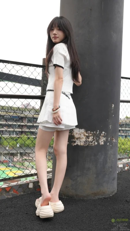 精选青柠摄影 NO.083 – 阿慌 白袜亮钻指甲油[128P]-草丛看图