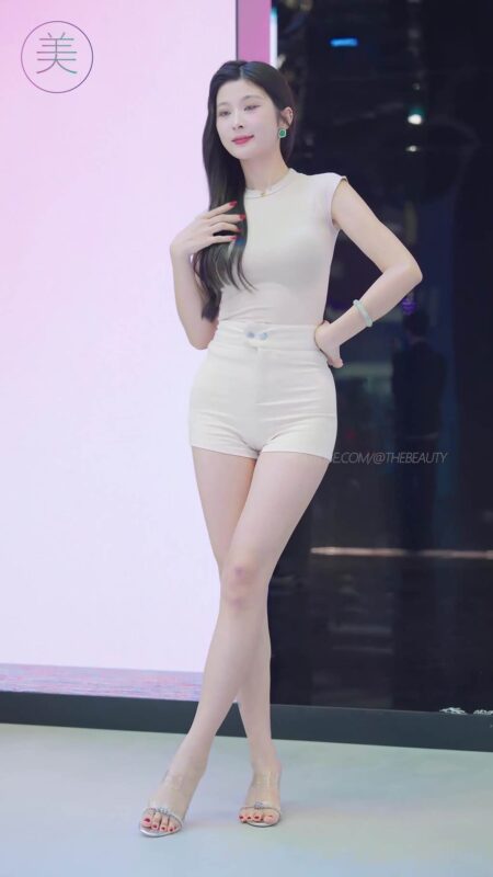 精选NO.1523 2024 广州车展 网荭美女车模 beautyleg LOOKBOOK 04[30P]-草丛看图