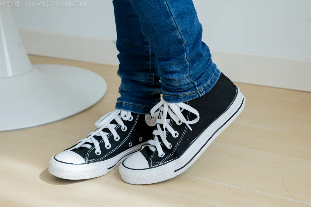 图片[2]-精选勿恋传媒 NO.2544 闪闪-帆布鞋、纯白棉袜、蓝色丝、裤里丝[160P]-草丛看图