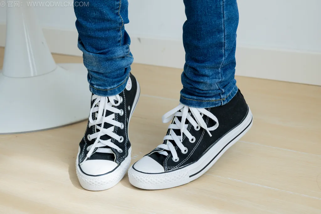 图片[4]-精选勿恋传媒 NO.2544 闪闪-帆布鞋、纯白棉袜、蓝色丝、裤里丝[160P]-草丛看图