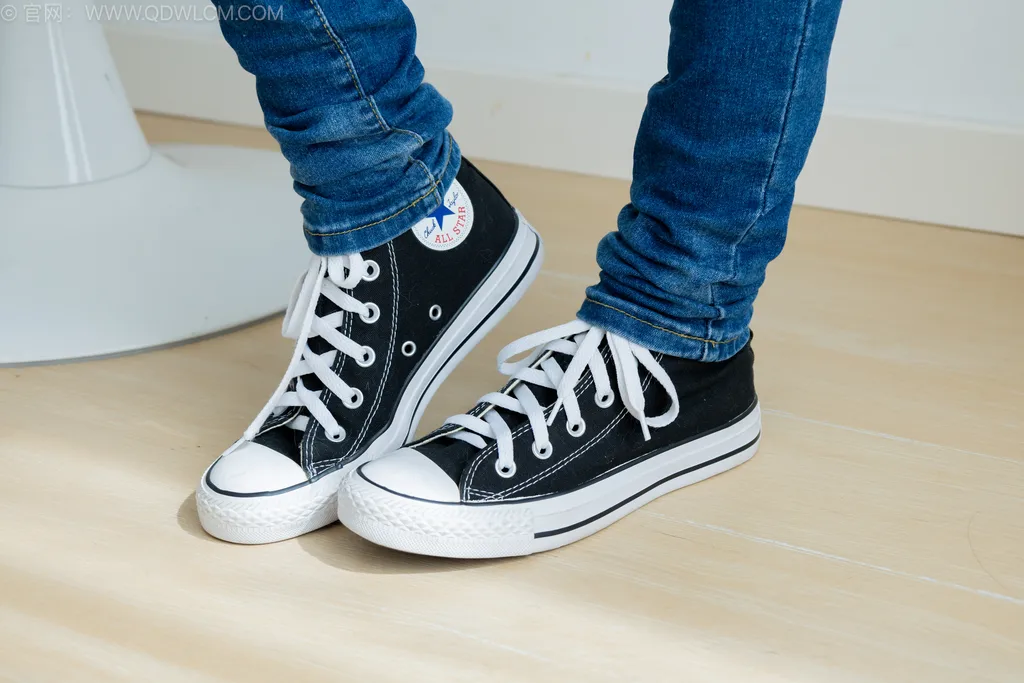 图片[1]-精选勿恋传媒 NO.2544 闪闪-帆布鞋、纯白棉袜、蓝色丝、裤里丝[160P]-草丛看图