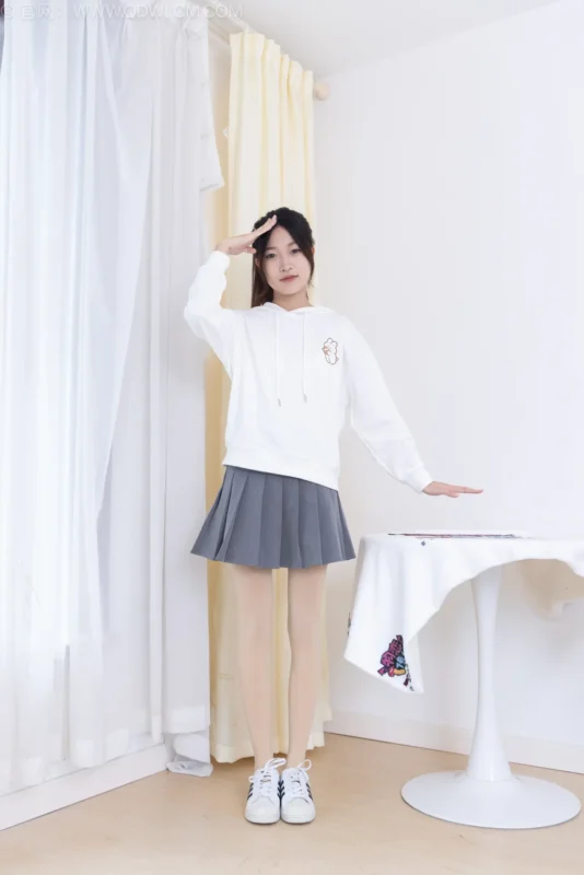 精选勿恋传媒 NO.2547 小夏-板鞋、厚肉丝[165P]-草丛看图