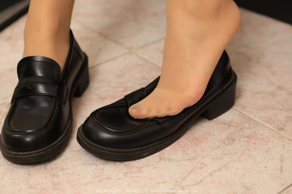 图片[2]-精选[IESS异思趣向] 2025.12.24 丝享家2246：小婕《肉丝平底鞋》[87P]-草丛看图