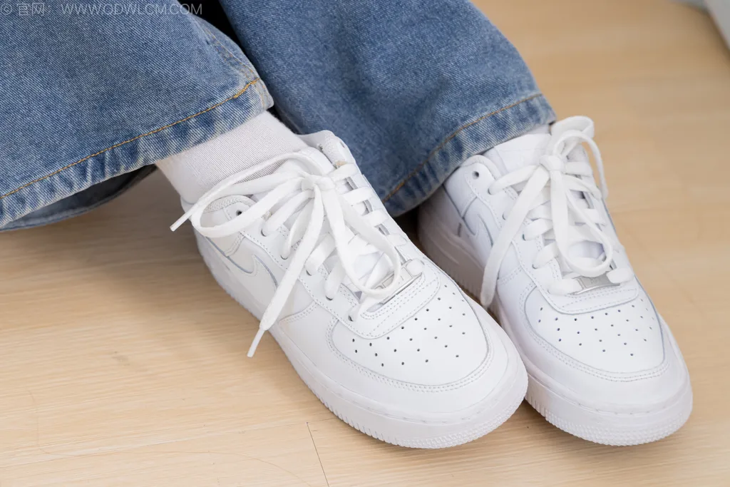 图片[2]-精选勿恋传媒 NO.2545 小艺-板鞋、纯白棉袜、裸足[150P]-草丛看图