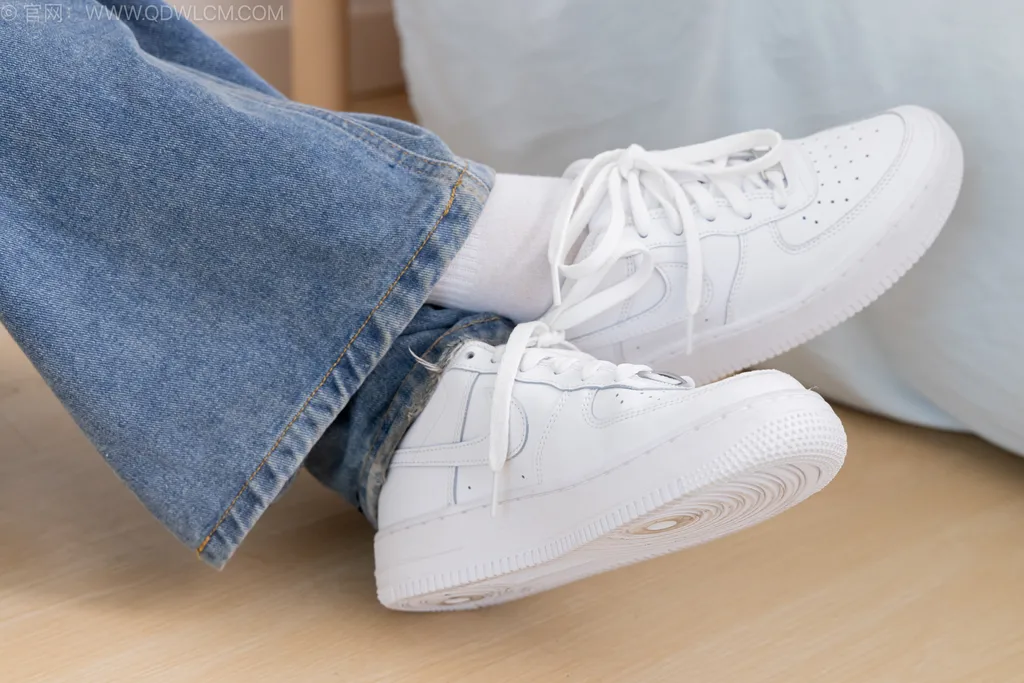 图片[3]-精选勿恋传媒 NO.2545 小艺-板鞋、纯白棉袜、裸足[150P]-草丛看图