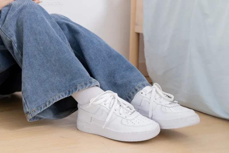 精选勿恋传媒 NO.2545 小艺-板鞋、纯白棉袜、裸足[150P]-草丛看图