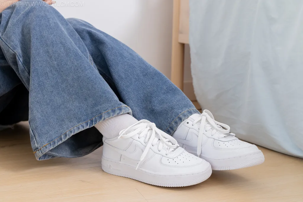 图片[1]-精选勿恋传媒 NO.2545 小艺-板鞋、纯白棉袜、裸足[150P]-草丛看图