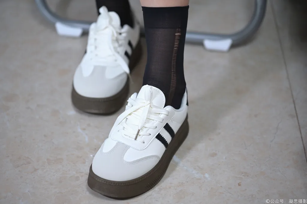 图片[2]-精选凝思摄影 NO.048 小睿-短裙、黑丝、平底鞋[135P]-草丛看图