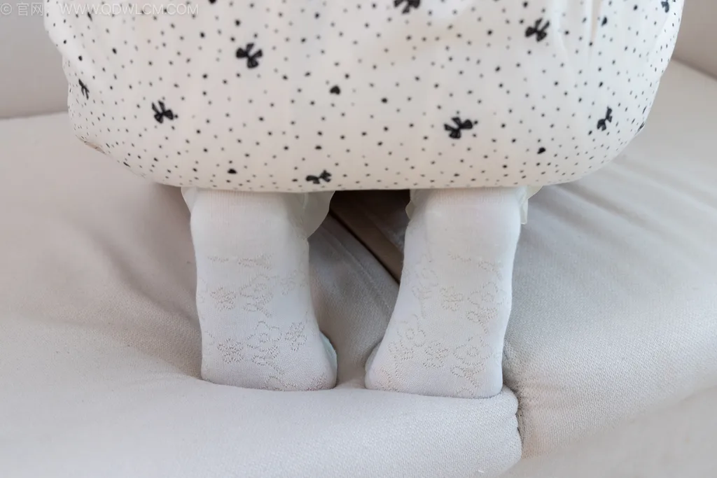 图片[2]-精选勿恋传媒 NO.2520 菜菜-帆布鞋、白棉袜、薄肉丝、睡裙[240P]-草丛看图