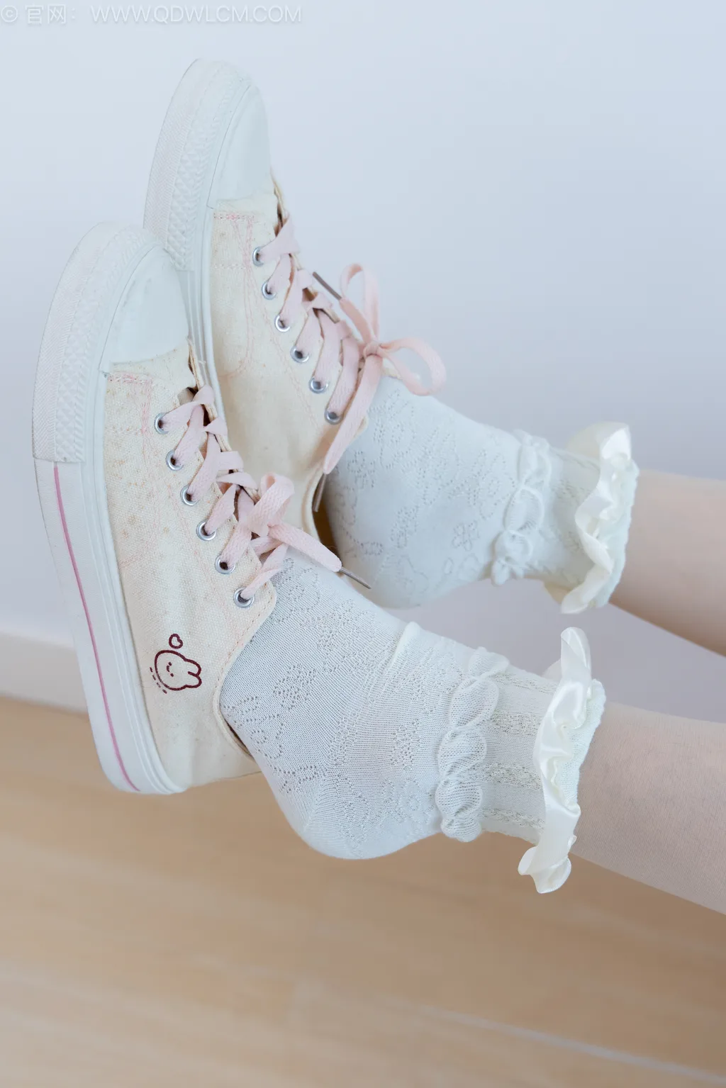 图片[1]-精选勿恋传媒 NO.2520 菜菜-帆布鞋、白棉袜、薄肉丝、睡裙[240P]-草丛看图