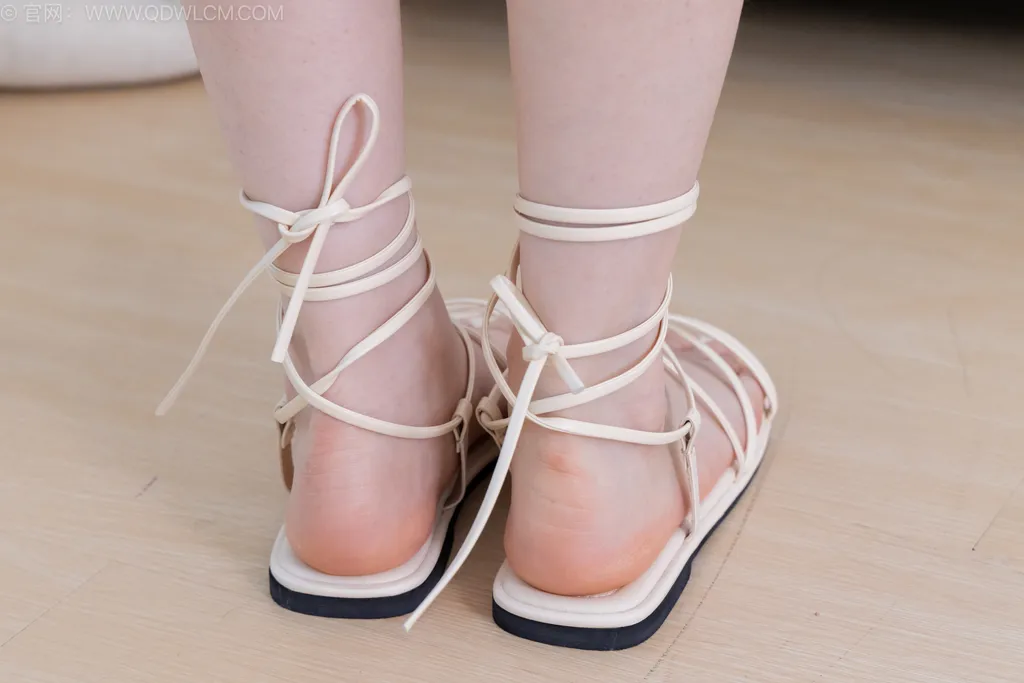 图片[1]-精选勿恋传媒 NO.2529 小酒-平底凉鞋、薄肉丝、瑜伽[156P]-草丛看图