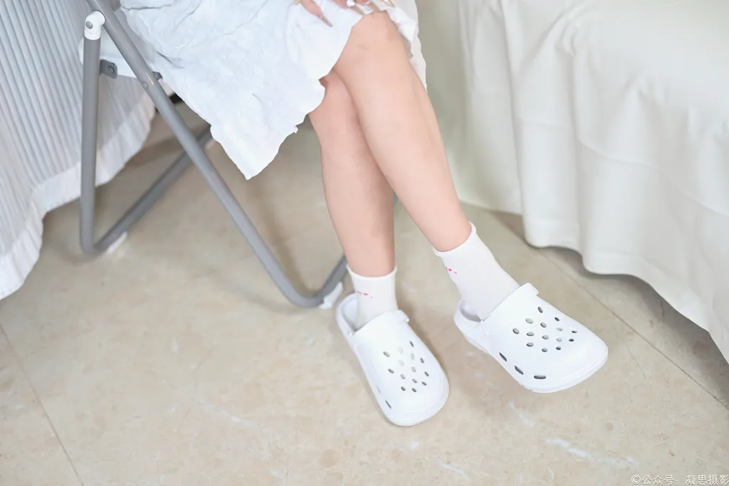 图片[2]-精选凝思摄影 NO.041 沅沅-连衣裙、短白袜、洞洞鞋[140P]-草丛看图