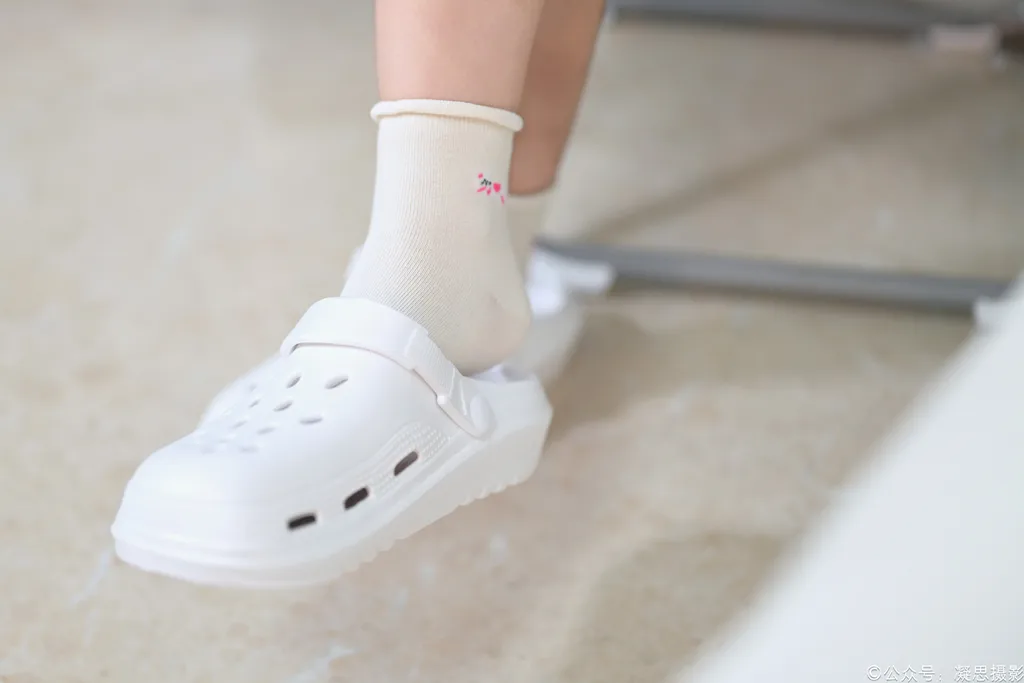 图片[4]-精选凝思摄影 NO.041 沅沅-连衣裙、短白袜、洞洞鞋[140P]-草丛看图