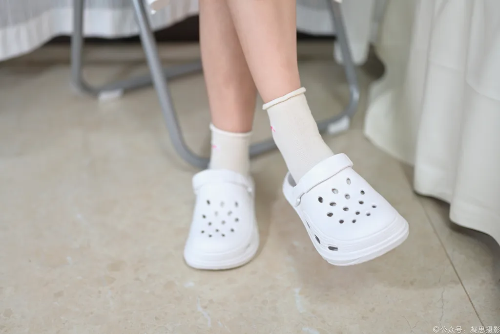 图片[1]-精选凝思摄影 NO.041 沅沅-连衣裙、短白袜、洞洞鞋[140P]-草丛看图