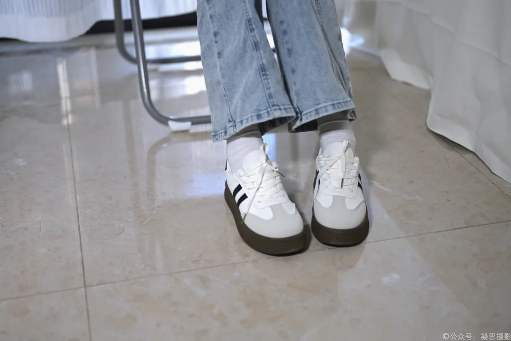 图片[2]-精选凝思摄影 NO.035 小睿-T恤、短白袜、平底鞋[145P]-草丛看图