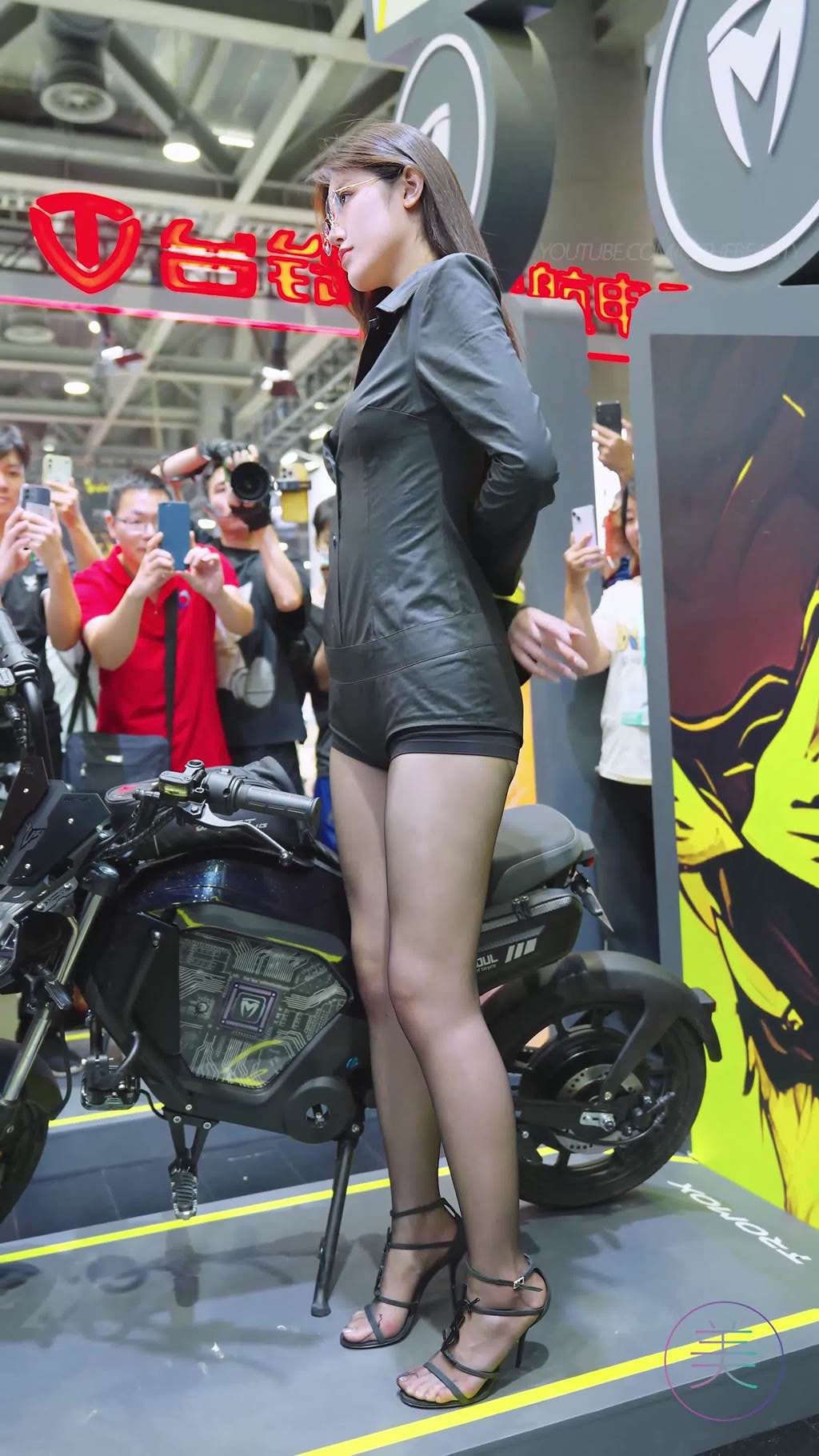 图片[1]-精选NO.1477 2024 华南电动车展 车模随拍 #小乌苏 黑丝情趣 01[30P]-草丛看图