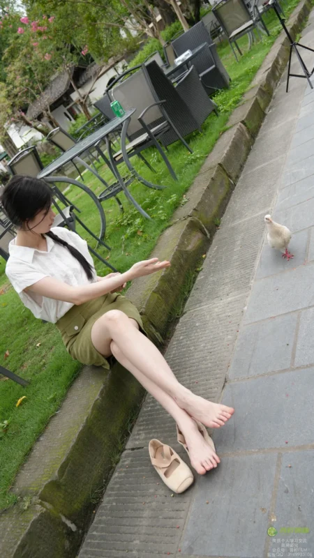 精选青柠映画 NO.076 – 小小 喂鸽子[92P]-草丛看图