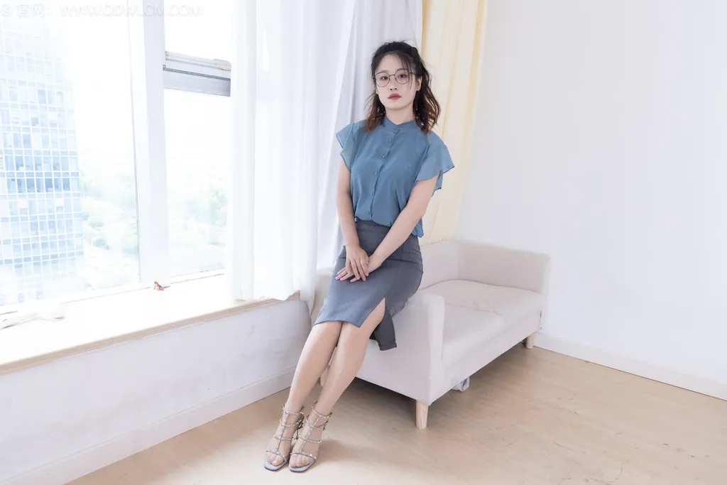 图片[1]-精选勿恋传媒 NO.2540 小紫-三双高跟鞋、薄肉丝、裸足[155P]-草丛看图