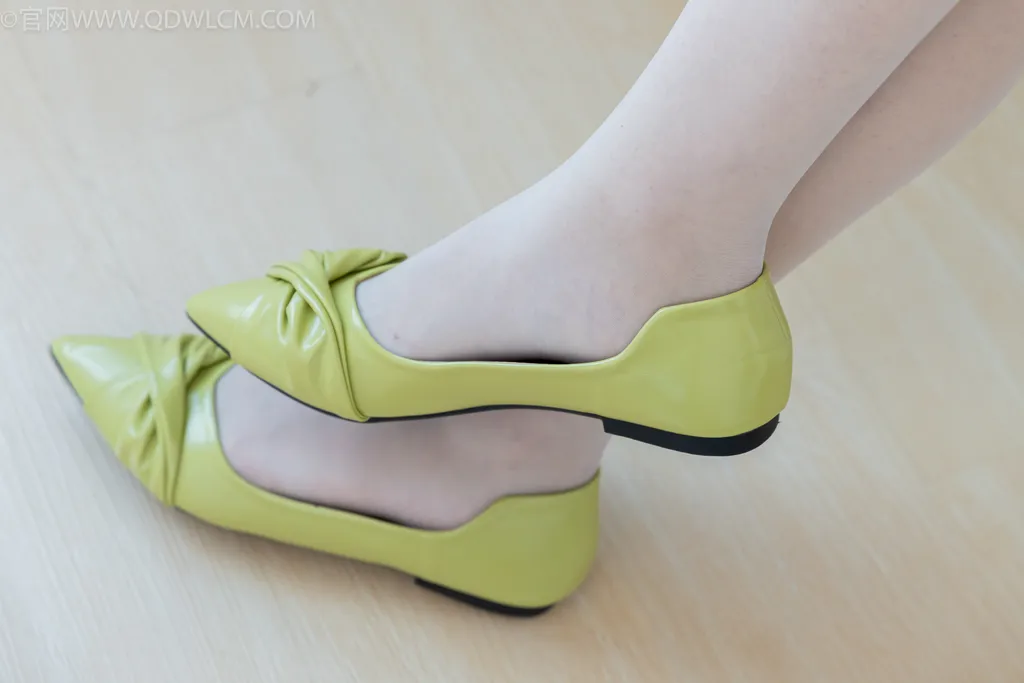 图片[4]-精选勿恋传媒 NO.2516 泡泡-平底鞋、薄浅绿丝[155P]-草丛看图