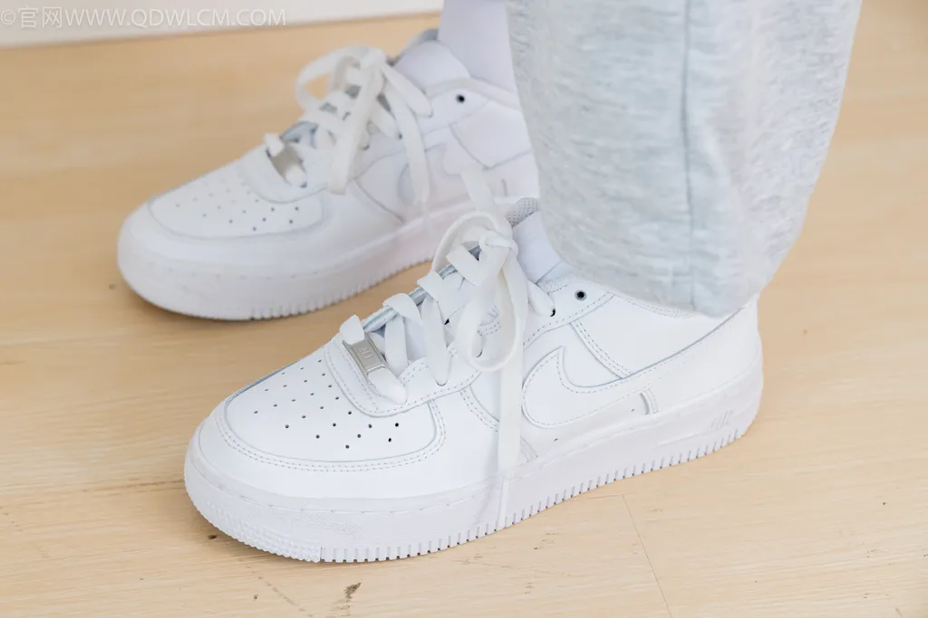 图片[1]-精选勿恋传媒 NO.2518 菜菜-板鞋、厚白丝、裤里丝[161P]-草丛看图