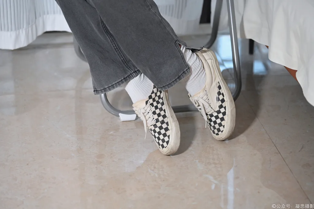 图片[4]-精选凝思摄影 NO.042 小睿-T恤、短白袜、平底鞋[135P]-草丛看图