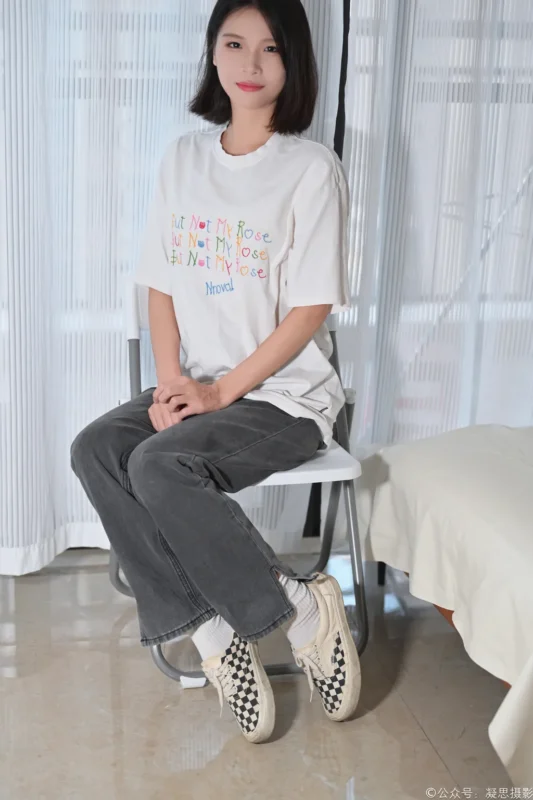 精选凝思摄影 NO.042 小睿-T恤、短白袜、平底鞋[135P]-草丛看图