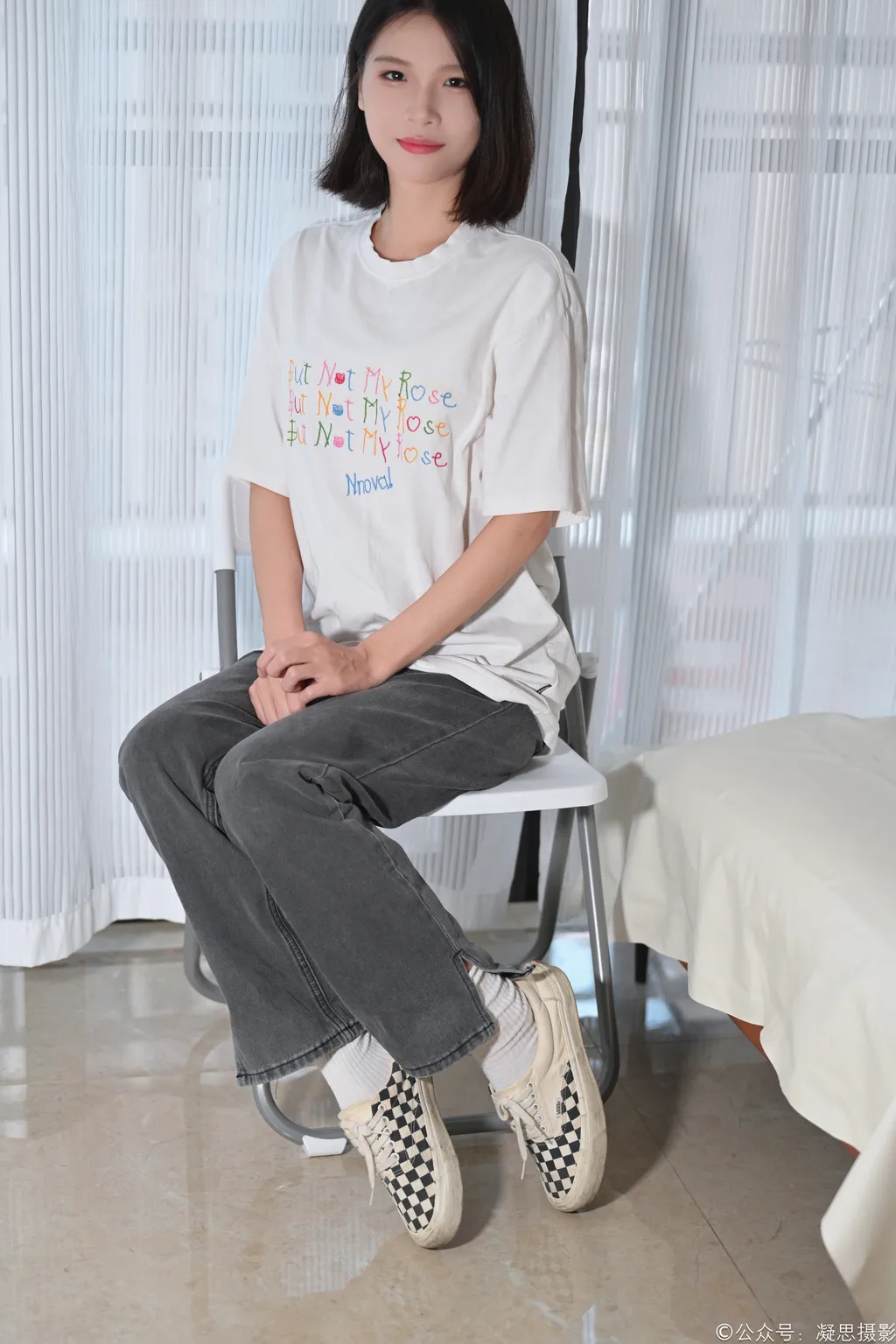 图片[1]-精选凝思摄影 NO.042 小睿-T恤、短白袜、平底鞋[135P]-草丛看图