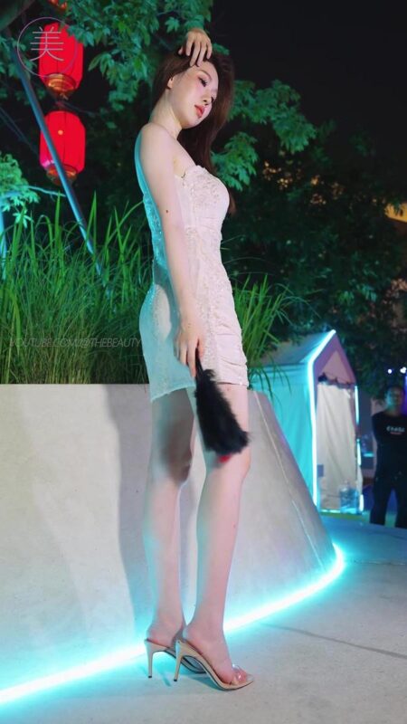 精选NO.1308 2024 深圳粤港澳大湾区车展 Model 车模随拍 102[20P]-草丛看图