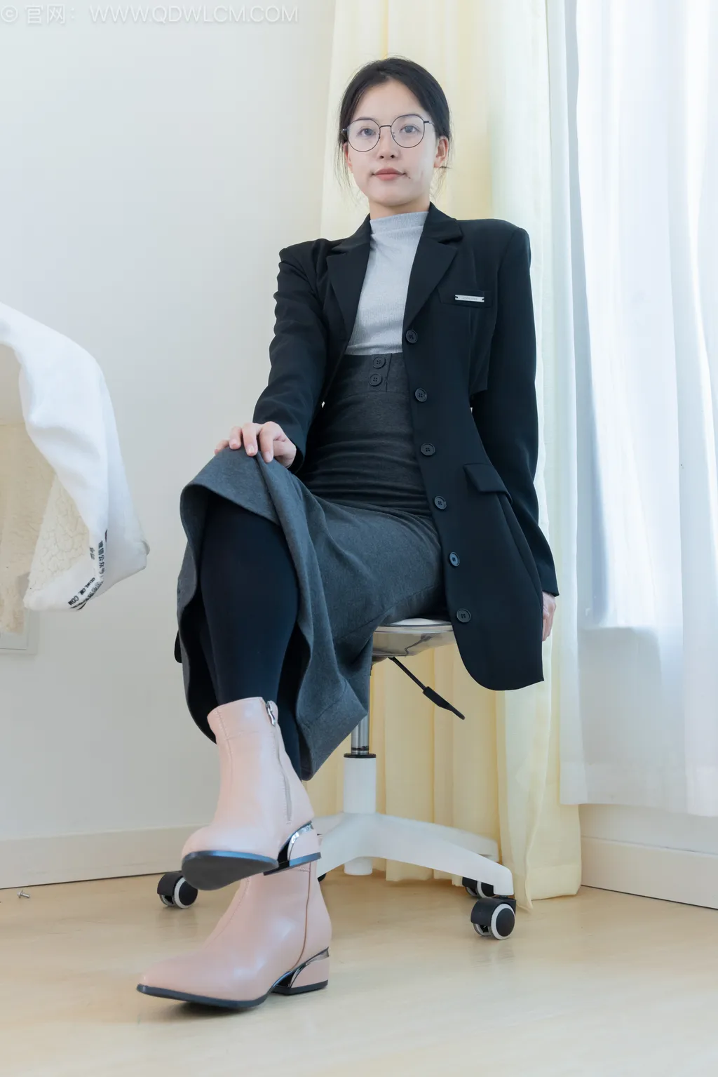 图片[3]-精选勿恋传媒 NO.2533 茯苓-短靴、厚黑丝、皮筋绑脚老头乐挠脚[159P]-草丛看图