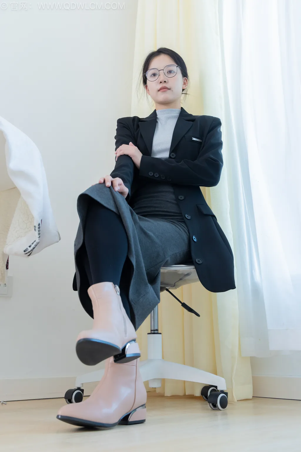 图片[4]-精选勿恋传媒 NO.2533 茯苓-短靴、厚黑丝、皮筋绑脚老头乐挠脚[159P]-草丛看图