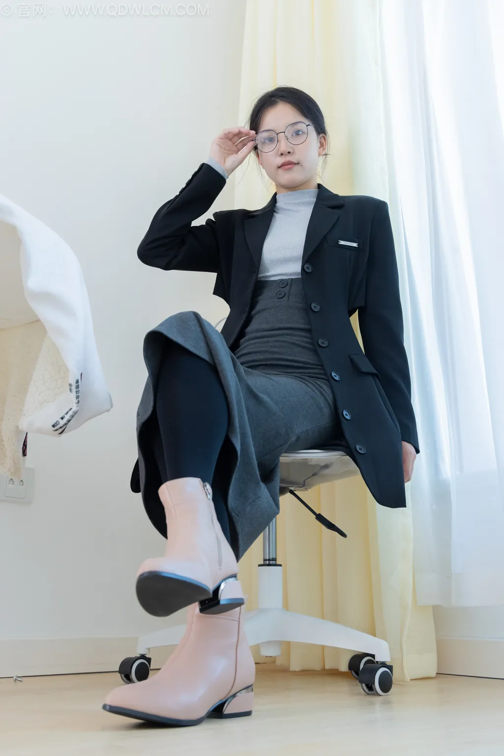 图片[6]-精选勿恋传媒 NO.2533 茯苓-短靴、厚黑丝、皮筋绑脚老头乐挠脚[159P]-草丛看图