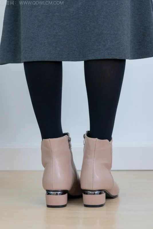 精选勿恋传媒 NO.2533 茯苓-短靴、厚黑丝、皮筋绑脚老头乐挠脚[159P]-草丛看图