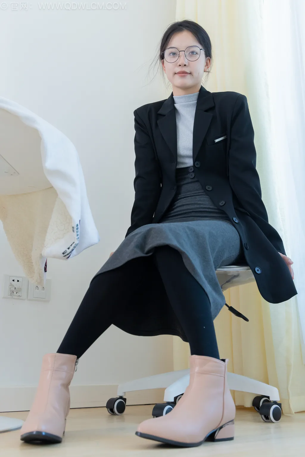 图片[7]-精选勿恋传媒 NO.2533 茯苓-短靴、厚黑丝、皮筋绑脚老头乐挠脚[159P]-草丛看图