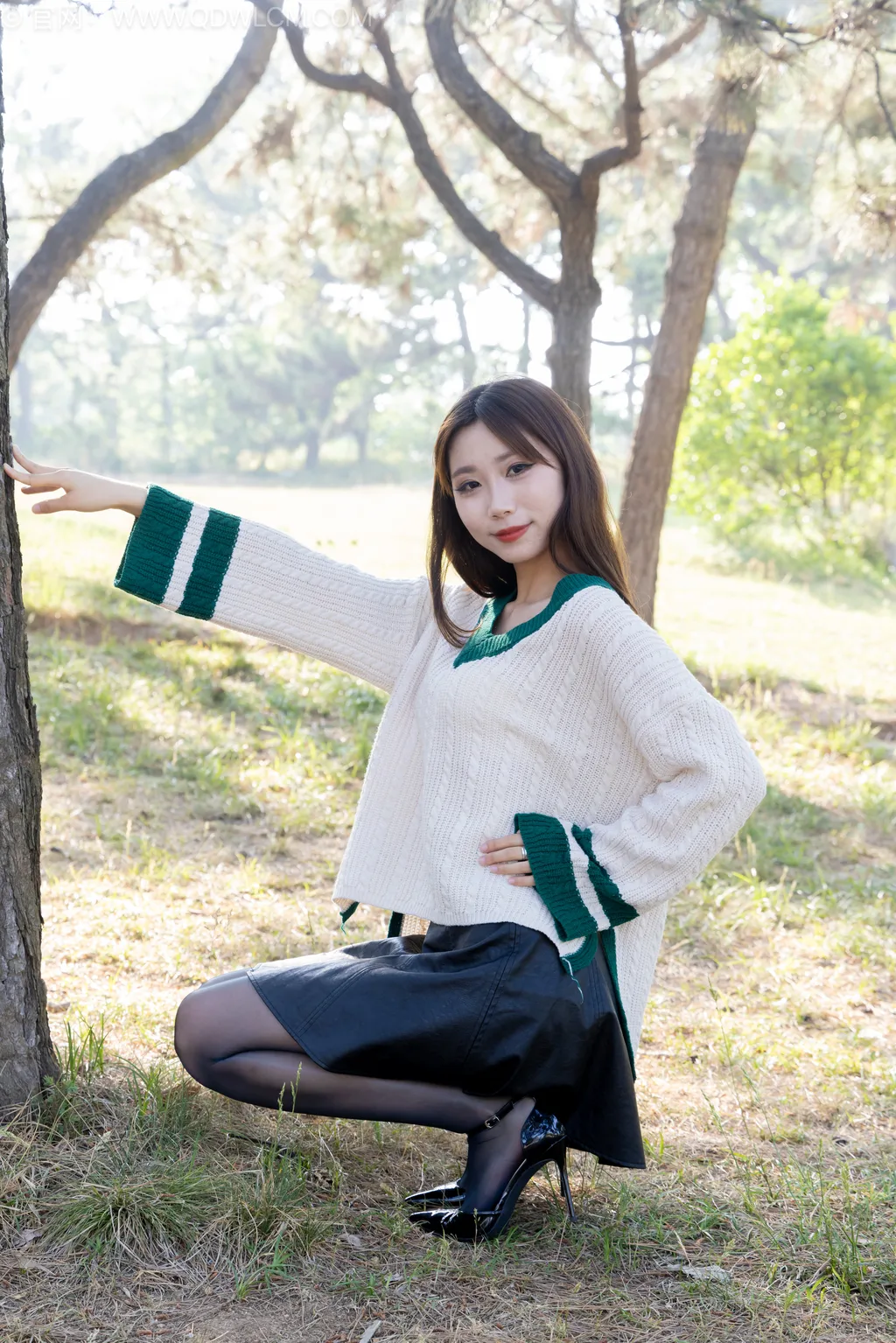 图片[2]-精选勿恋传媒 NO.2509 泡泡-高跟鞋、油亮薄黑丝、户外草地丝袜[180P]-草丛看图